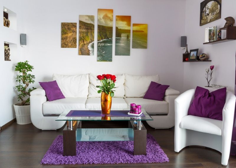 Nội thất bọc nệm màu trắng trong phòng khách của một ngôi nhà riêng