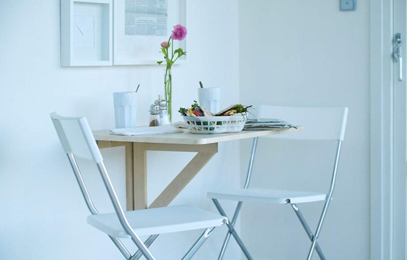 Table pliante à l'intérieur d'une cuisine blanche