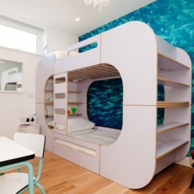 chambre avec lit superposé près de la fenêtre