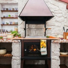 Ψησταριά με τζάκι στην καλοκαιρινή κουζίνα