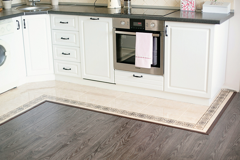 combinație de țiglă și laminat în bucătărie