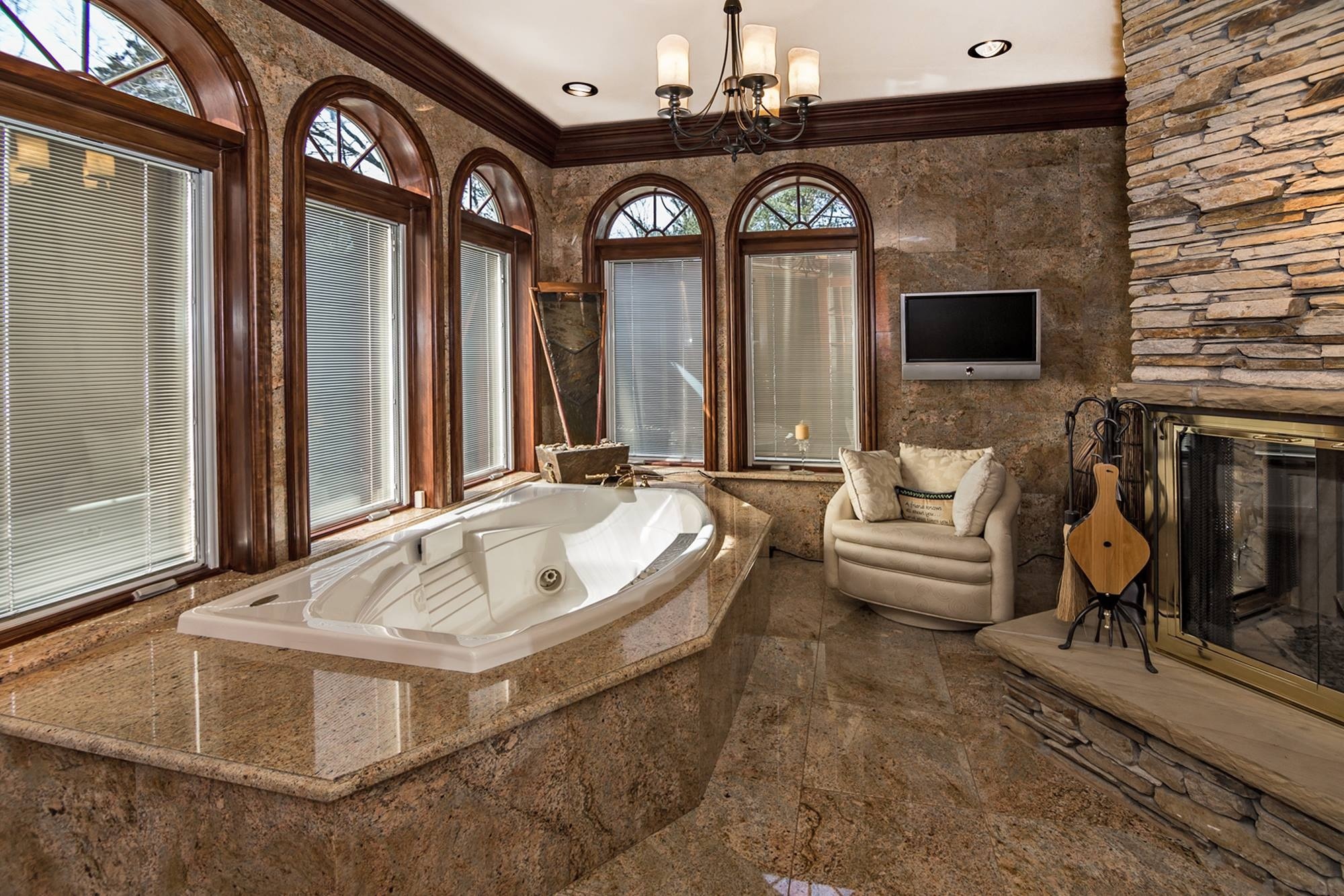 finition granit dans la salle de bain