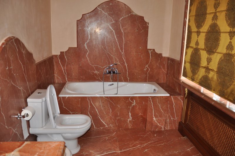 décoration murale dans la salle de bain combinée