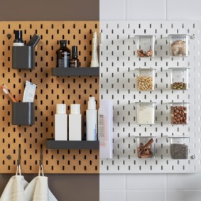 El panel original de fibra en la pared de la cocina.