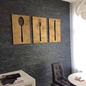 Panel de contrachapado de bricolaje en la pared de la cocina