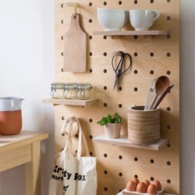 Panel casero con estantes para la cocina.