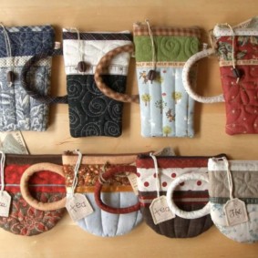 Panel decorativo en la pared de la cocina.