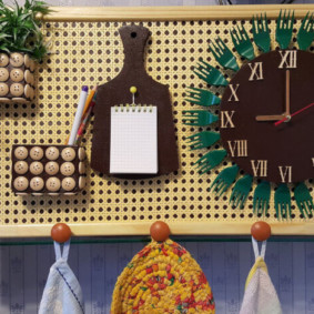 Panel con un reloj en la pared de la cocina.