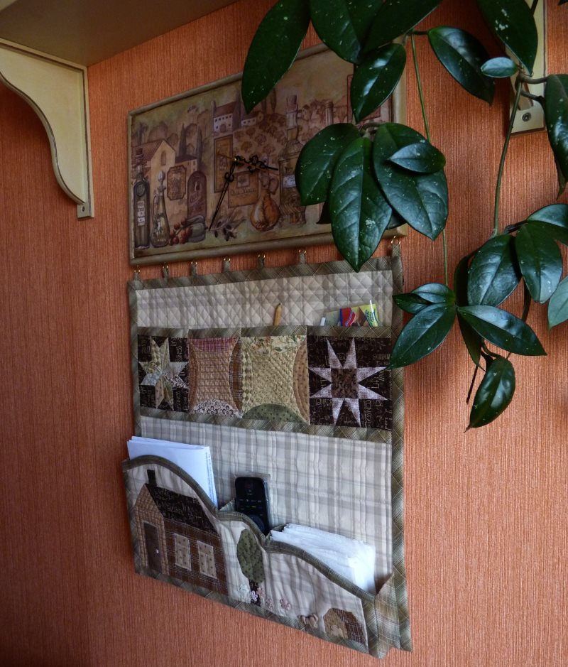 Panel organizador en la pared de la cocina.