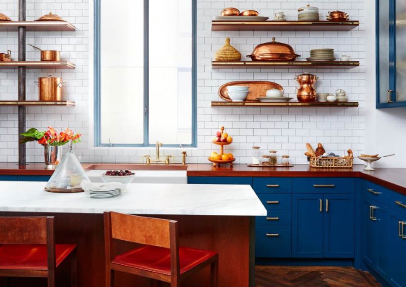 Estantes de madera en la decoración de la cocina de una casa privada.