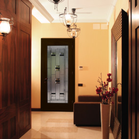 lustre de plafond dans le couloir