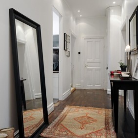 couloir dans des idées intérieures blanches