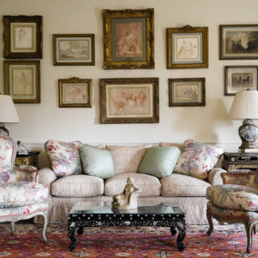 Décor de peintures murales sur le canapé