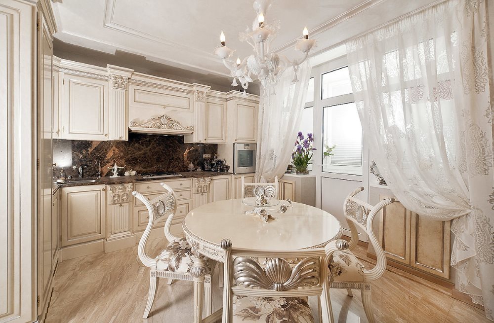 Κλασική φωτεινή γωνιακή κουζίνα