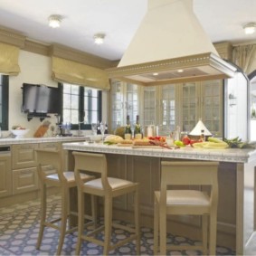 Μεσογειακή κουζίνα με ρωμαϊκά ράφια