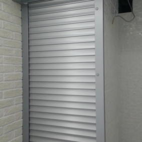 rolling shutters dalam foto dalaman tandas