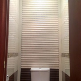 bidai roller di dalam tandas