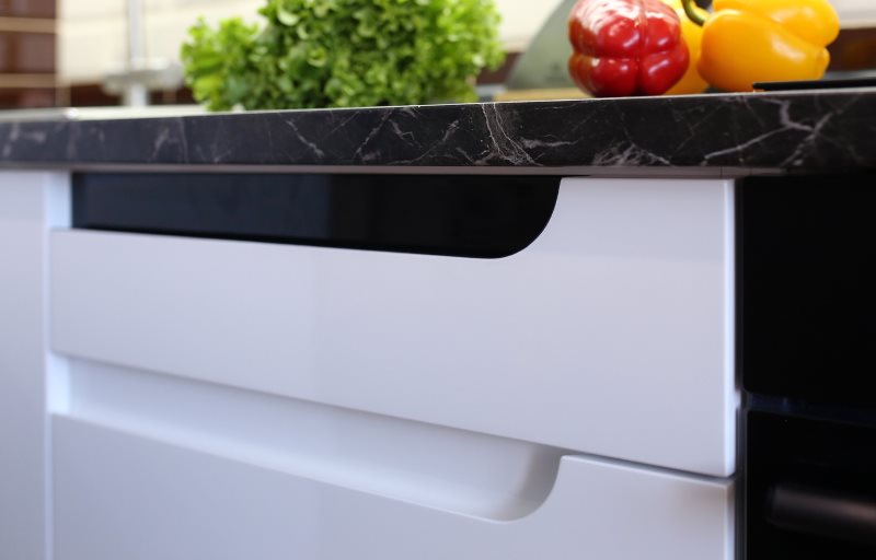 Τριβεία λαβές στα συρτάρια του σετ κουζίνας