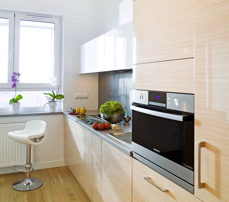 Λαβές στις πόρτες των ενσωματωμένων συσκευών στην κουζίνα