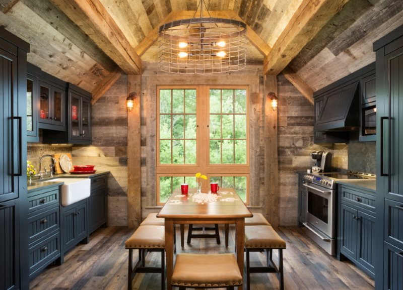 Bucătărie rustică din două rânduri într-o casă de țară