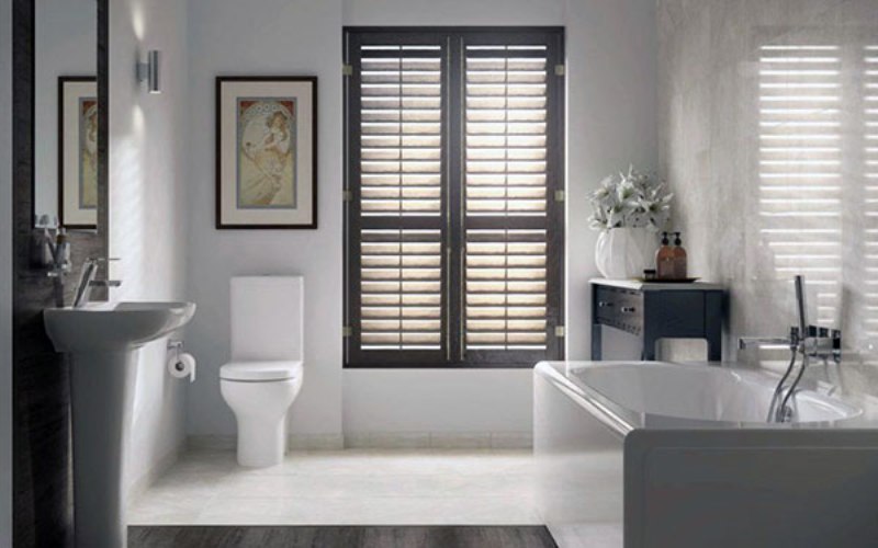 cadă cu toaletă și chiuvetă