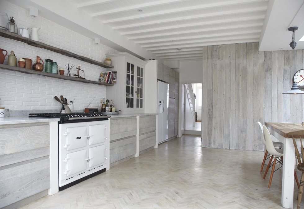 Tấm nhiều lớp màu xám trên tường nhà bếp