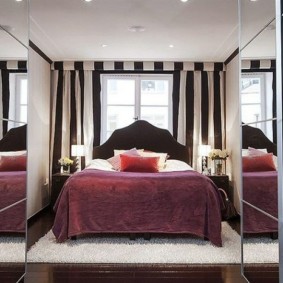 chambre chic avec un lit près de la fenêtre