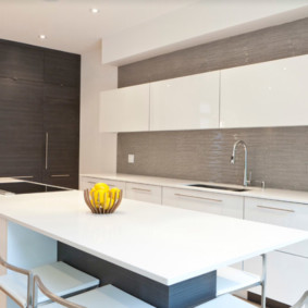 kabinet ke siling di dapur moden