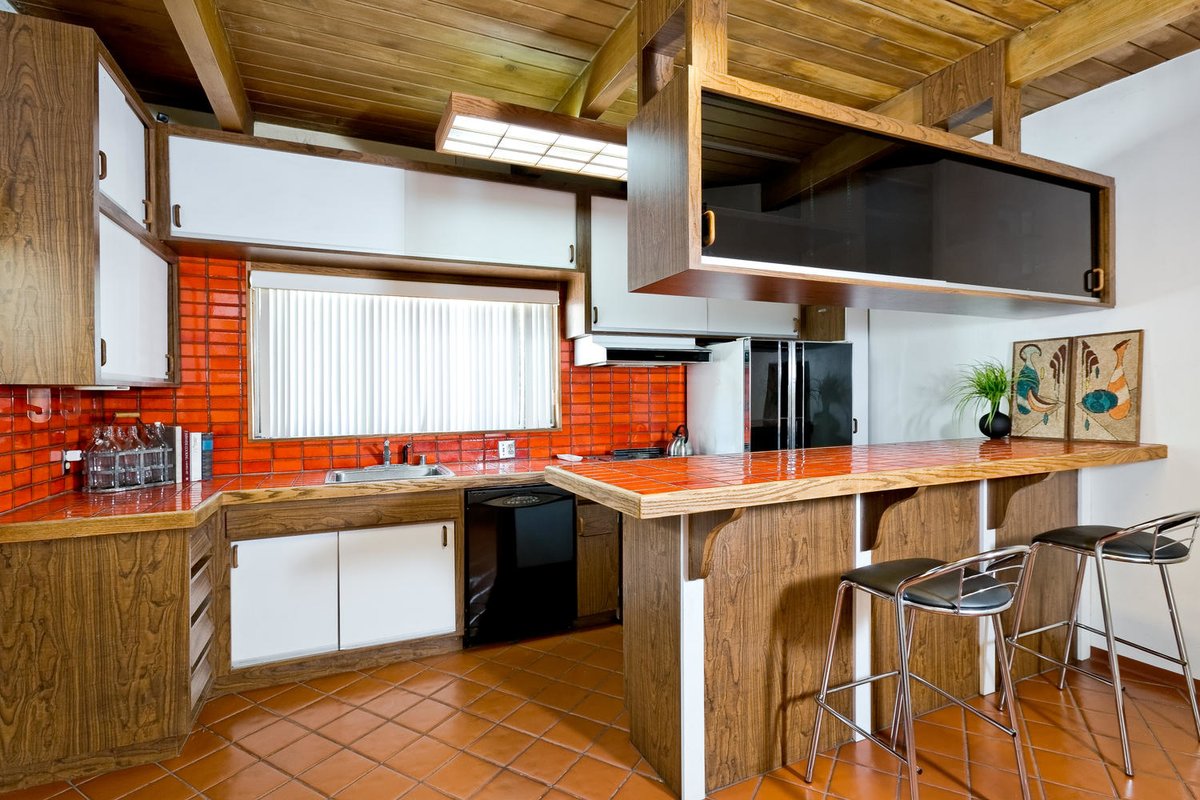 kabinet di dapur ke laci siling tinggi