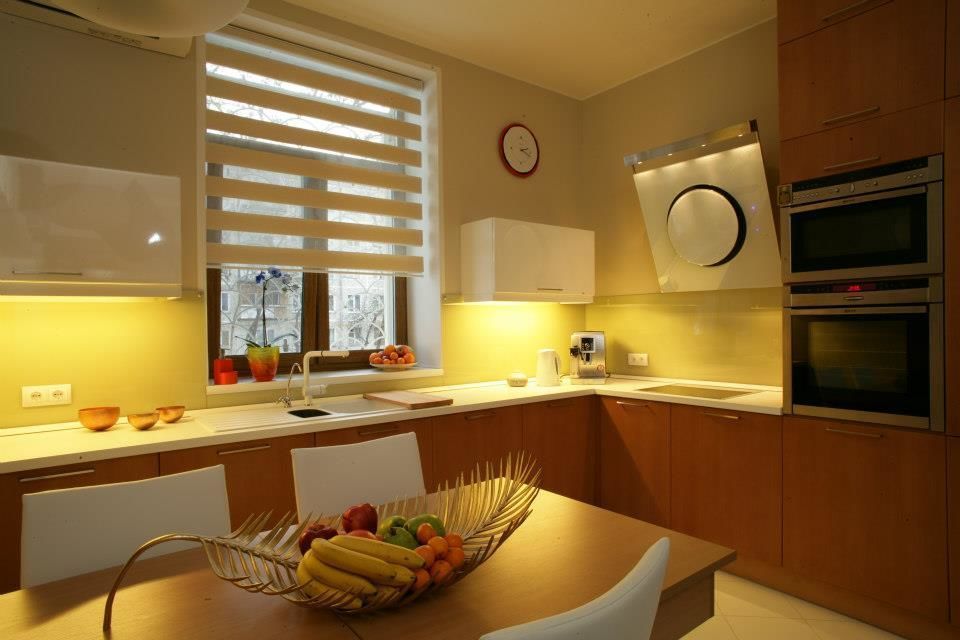 Perdele zi-noapte în interiorul unei bucătării moderne