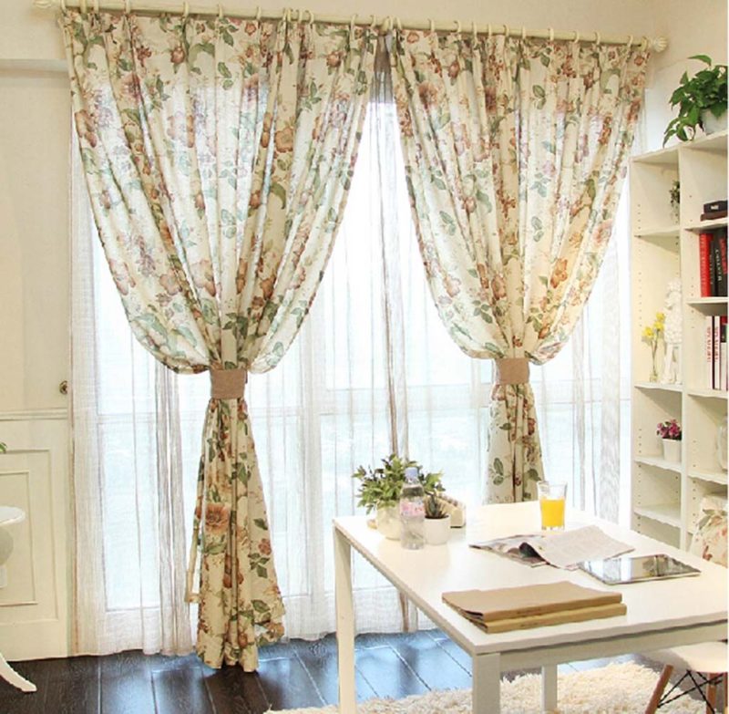 Rideaux à motif floral sur une corniche ronde