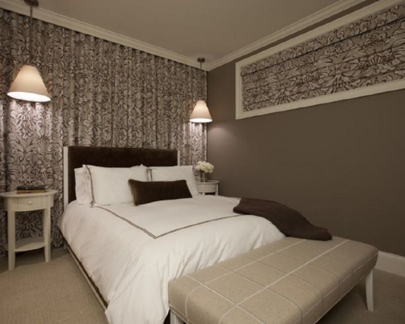 Rideaux colorés sur le mur de la chambre