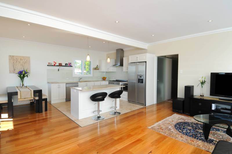 combinația de gresie și laminat în decorul foto de bucătărie