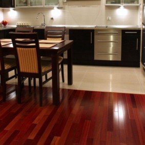 combinație de gresie și laminat în interiorul fotografiei din bucătărie