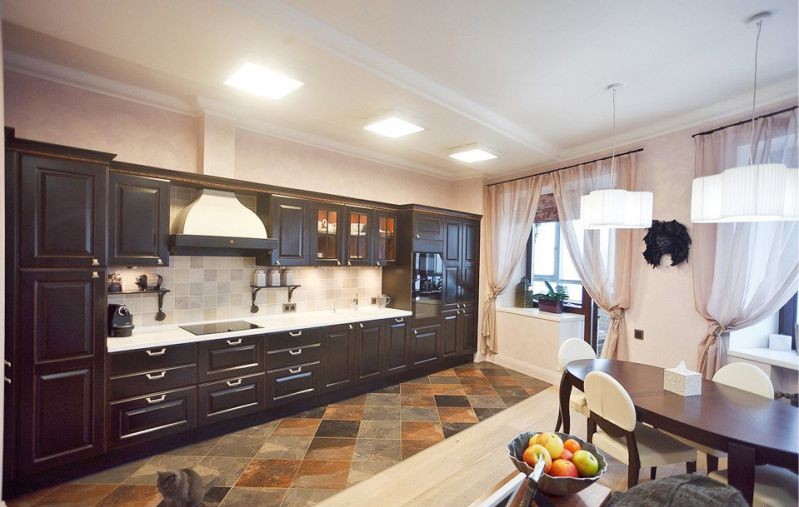 combinație de țiglă și laminat în ideile de design de bucătărie