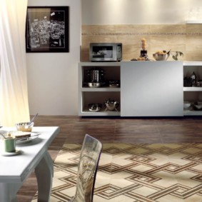 combinația de gresie și laminat în bucătărie