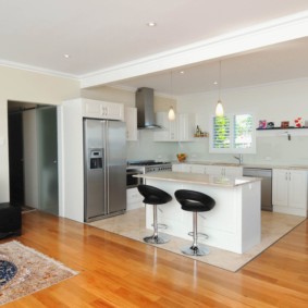 combinație de țiglă și laminat în bucătărie