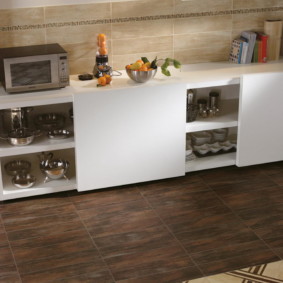 combinație de țiglă și laminat în decorul bucătăriei