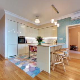 combinație de gresie și laminat în ideile de decor de bucătărie