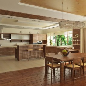 combinație de țiglă și laminat în designul bucătăriei