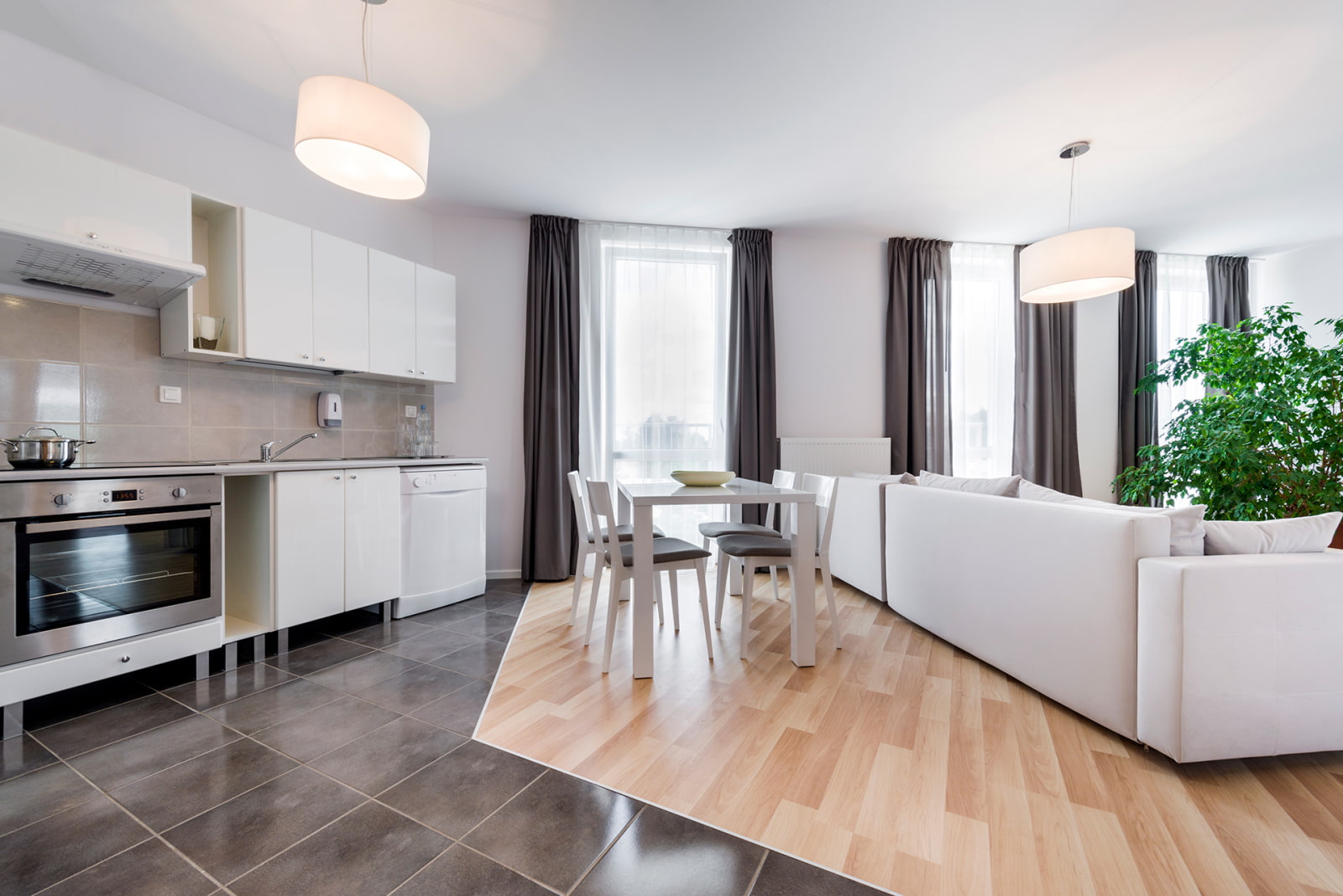 combinație de țiglă și laminat în fotografia de design a bucătăriei