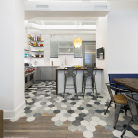 combinația de gresie și laminat în fotografia de bucătărie