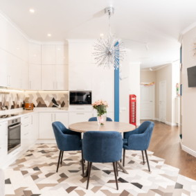 combinația de gresie și laminat în decorul foto de bucătărie