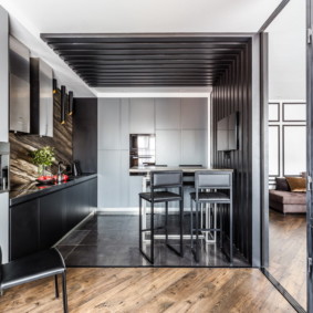 combinație de gresie și laminat în interiorul ideilor de bucătărie