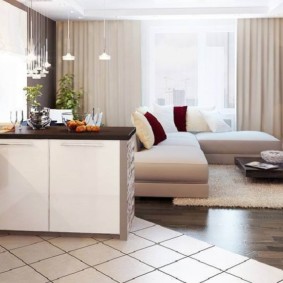 combinație de gresie și laminat în bucătărie