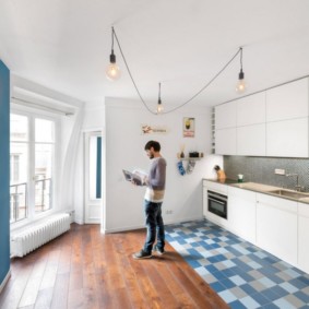 combinație de gresie și laminat în bucătărie