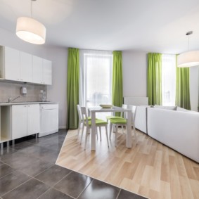 combinație de țiglă și laminat în interiorul bucătăriei