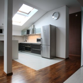 combinație de gresie și laminat în bucătărie