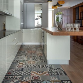 combinație de gresie și laminat în bucătărie