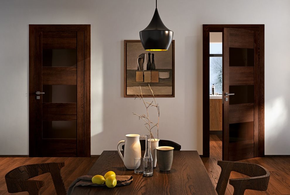 Portes sombres dans le mur avec une finition claire